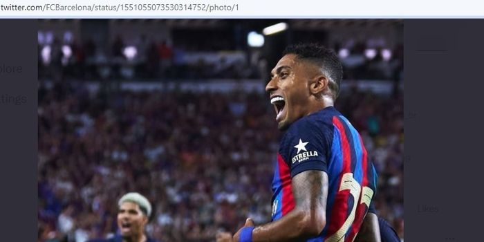 Winger Barcelona, Raphinha, merayakan golnya ke gawang Real Madrid pada laga pramusim di Allegiant Stadium, Minggu (24/7/2022).