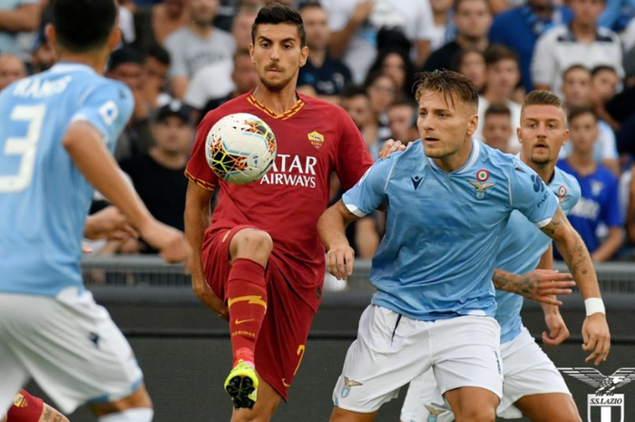 Gelandang AS Roma, Lorenzo Pellegrini dibayang-bayangi striker Lazio, Ciro Immobile ketika keduanya bertemu pada laga Liga Italia, Ahad (1/9/2019) di Stadion Olimpico, Roma.