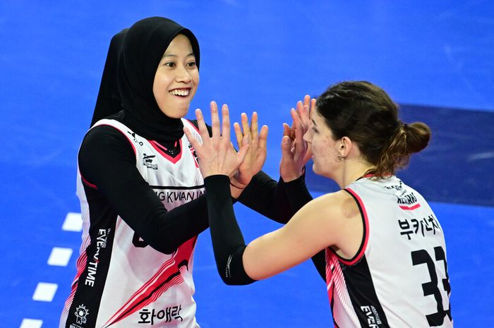 Spiker Daejeon JungKwanJang Red Sparks, Megawati Hangestri Pertiwi dan Vanja Bukilic melakukan tos saat laga melawan Hwaseong IBK Altos di Liga Voli Korea, Selasa, 14 Januari 2025