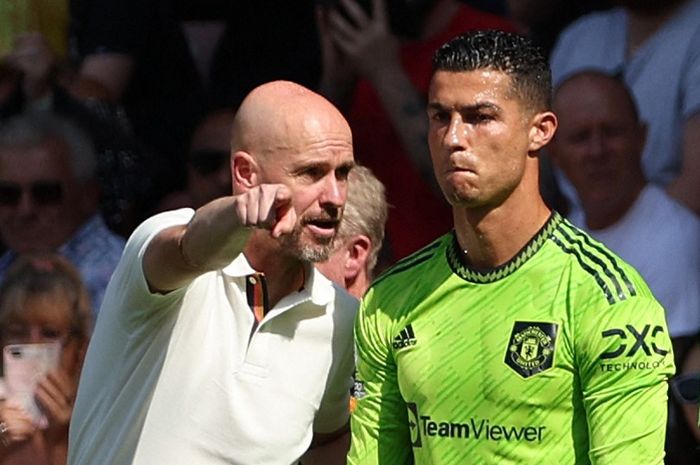 Erik ten Hag berbicara kepada Cristiano Ronaldo dalam laga Liga Inggris antara Southampton vs Manchester United di St Mary's (27/8/2022).