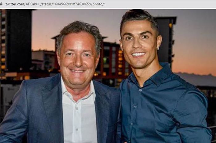 Jurnalis Inggris, Piers Morgan (kiri), berfoto dengan Cristiano Ronaldo (kanan).