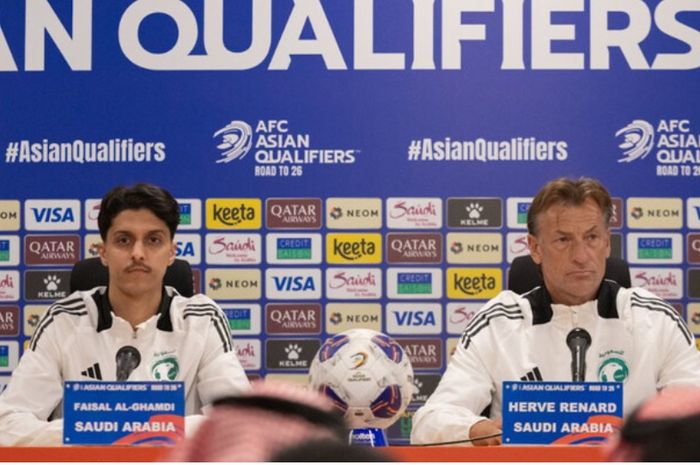 Pelatih Timnas Arab Saudi Herve Renard (kanan) bersama pemainnya tampil dalam konferensi pers di Riyadh sebelum menjamu China dalam Kualifikasi Piala Dunia 2026.