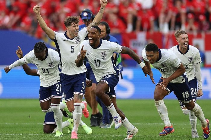 Sejumlah pemain Timnas Inggris merayakan kemenangan adu penalti 5-3 atas Swiss dalam perempat final Euro 2024 di Merkur Spiel-Arena, Duesseldorf, Jerman, 6 Juli 2024.