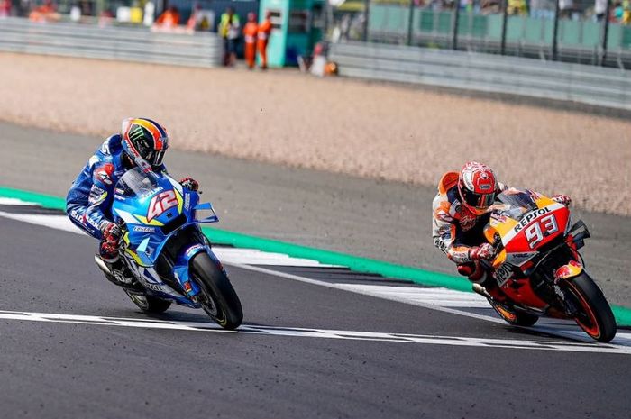 Momen ketika Alex Rins (kiri) memenangi MotoGP Inggris 2019 dengan keunggulan hanya 0,013 detik dari rivalnya, Marc Marquez (kanan)