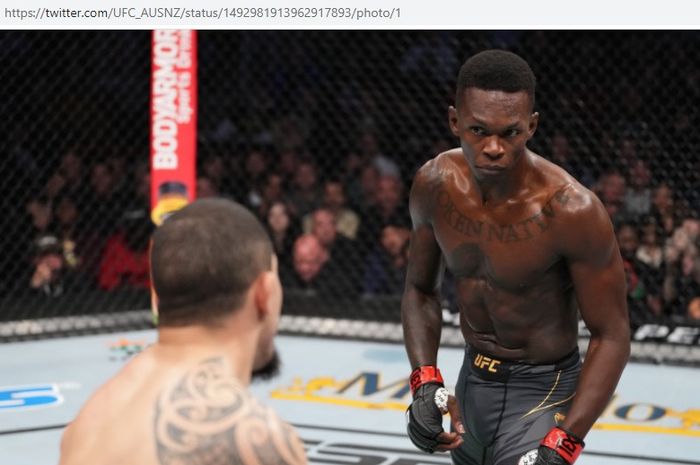 Israel Adesanya saat menjaga jarak dari Robert Whittaker pada UFC 271 di Toyota Center, Houston, Texas, Amerika Serikat, Sabtu (12/2/2022).