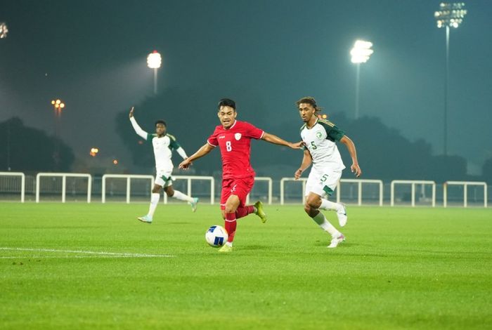 Witan Sulaeman (kiri) bersaing dengan pemain Arab Saudi dalam uji coba Timnas U-23 Indonesia di Dubai, UEA, 6 April 2024 malam.