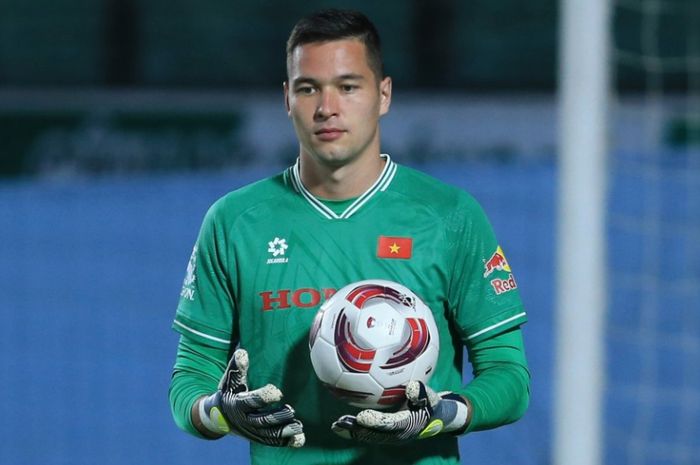 Kiper Timnas Vietnam Nguyen Filip melakukan blunder fatal yang menyebabkan klubnya, Hanoi Police, kalah telak dari Binh Duong dalam V-League 1 di depan Kim Sang-sik, Jumat (17/5/2024) malam.