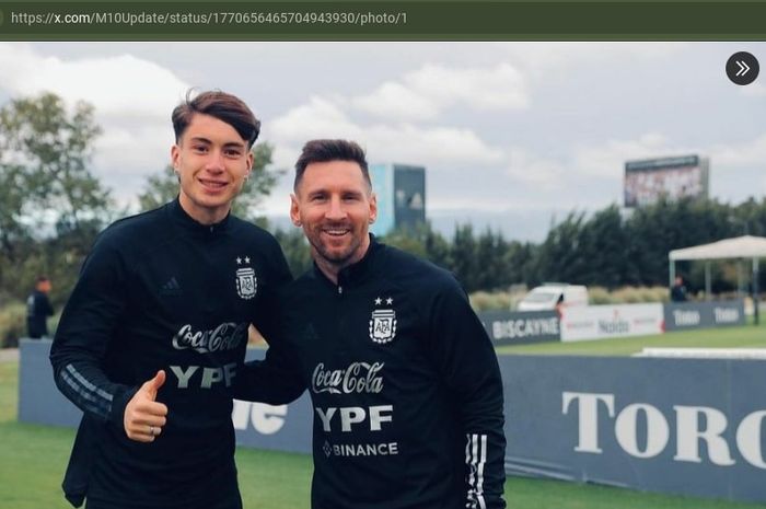 Matias Soule (kiri) bersama Lionel Messi dalam sesi latihan timnas Argentina. Soule hijrah dari Juventus ke AS Roma pada bursa transfer musim panas 2024.