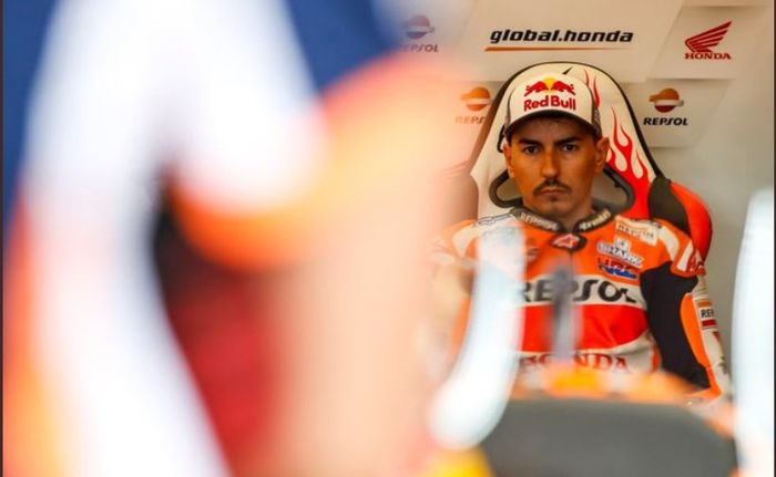 Pembalap Repsol Honda, Jorge Lorenzo, ketika sedang mempersiapkan diri sebelum berlaga pada MotoGP Inggris 2019 pada Minggu (25/8/2019)