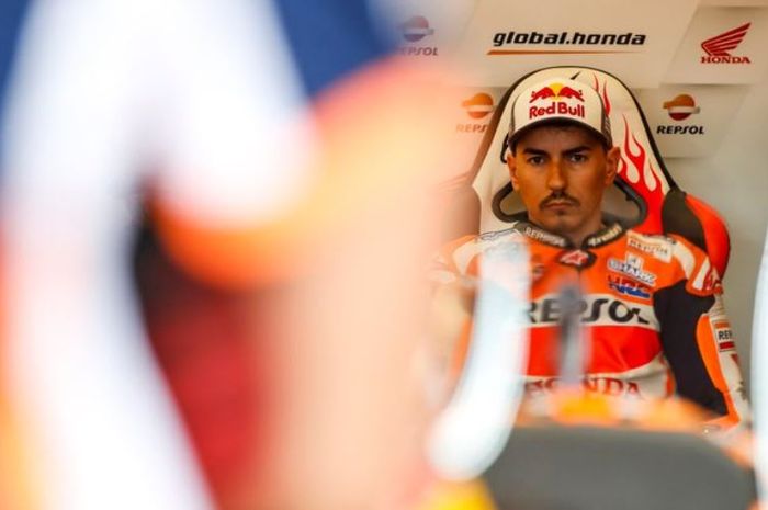 Pembalap Repsol Honda, Jorge Lorenzo, ketika sedang mempersiapkan diri sebelum berlaga pada MotoGP Inggris 2019 pada Minggu (25/8/2019)