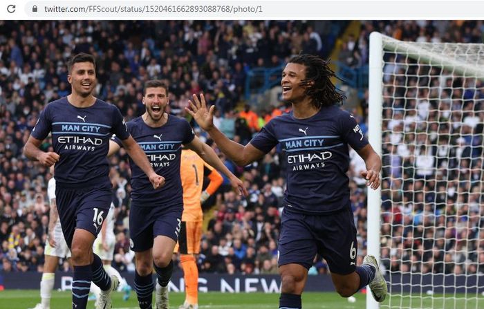 Selebrasi bek Manchester City, Nathan Ake, setelah membobol gawang Leeds United di pekan ke-35 Liga Inggris 2021-2022