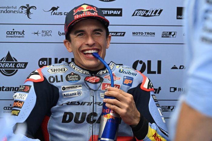 Pembalap Gresini Racing, Marc Marquez, bersantai di garasi saat hujan membatalkan sesi latihan bebas pertama MotoGP Australia di Phillip Island, Australia, 18 Oktober 2024.