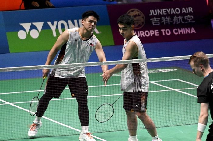 Ganda putra Malaysia, Nur Izzuddin dan Goh Sze Fei (jersei putih) saat menghadapi Kim Astrup (kanan bawah) dan Anders Rasmussen dari Denmark pada final Arctic Open 2024 di Vantaan Energia Areena, Vantaa, Finlandia, 13 Oktober 2024.