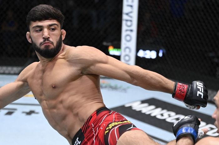 Arman Tsarukyan dari Armenia menendang Christos Giagos dalam pertandingan kelas ringan dalam UFC Fight Night di UFC APEX pada 18 September 2021 di Las Vegas, Nevada, Amerika Serikat.