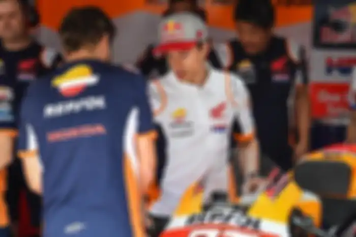 Mantan pembalap dari Italia, Loris Reggiani yakin kalau pembalap tim Repsol Honda, Marc Marquez sembunyikan sesuatu dari cederanya.