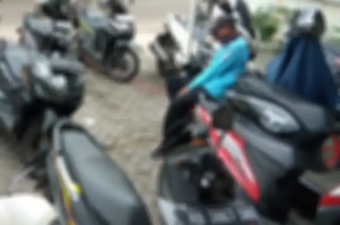 Tukang parkir liar di depan toko atau minimarket sudah sangat meresahkan namun tetap bebas karena ada bekingan oknum petugas.