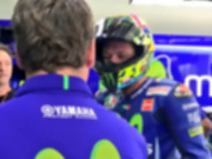Senyum bahagia dari balik helm VR46