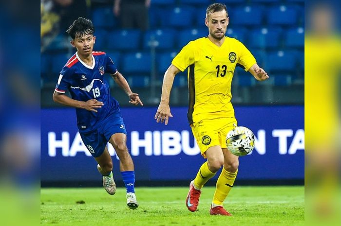 Gelandang Timnas Malaysia, Hector Hevel (kanan), dibayangi pemain Nepal dalam laga Kualifikasi Piala Asia 2027 pada 25 Maret 2025.
