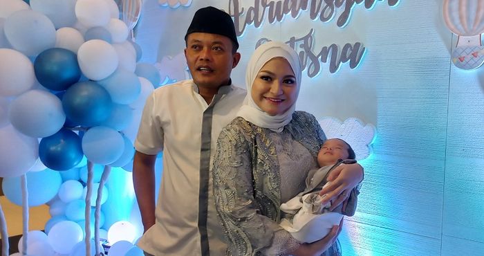 Sule dan Nathalie Hoslcher saat gelar akikah anak pertama di kediaman mereka, Tambun, Bekasi, Jawa Barat, Jumat (21/1/2022).