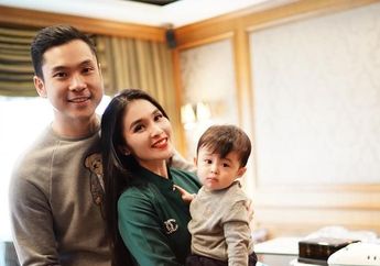 Megahnya Ruang Keluarga Sandra Dewi di Apartemen 4 Lantai Miliknya, Elegan dan Berhiaskan Pohon Natal Raksasa Bak Lobi Hotel Mewah!