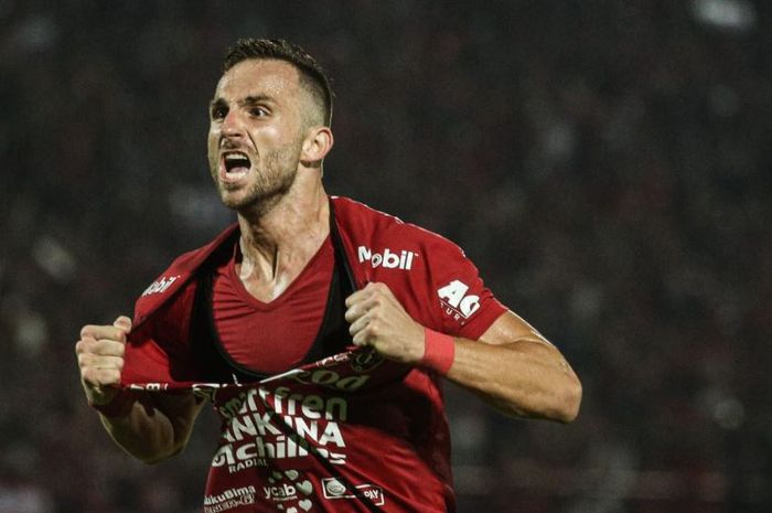 Ilija Spasojevic mencetak gol kemenangan Bali United ke gawang Arema FC dalam partai Liga 1 2019 di Stadion Kapten I Wayan Dipta, Gianyar, 24 Agustus 2019.