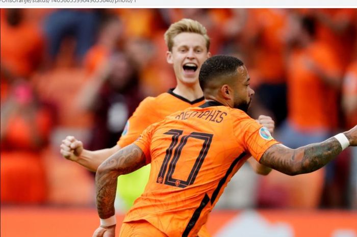 Penyerang timnas Belanda, Memphis Depay, merayakan gol ke gawang timnas Austria dalam laga Grup C EURO 2020 di Stadion Johan Cruijff ArenA, Kamis (17/6/2021).