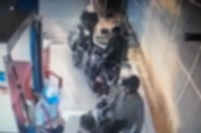 Petugas SPBU yang dihajar karena tolak isi bahan bakar pelanggan yang menggunakan kantong kresek