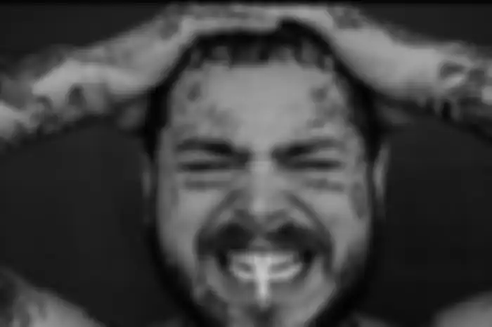 Dua gigi taring terbaru Post Malone yang senilai 1.6 juta USD