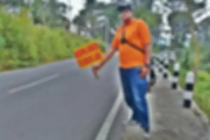 Tim SAR memberikan peringatan di jalur Cangar