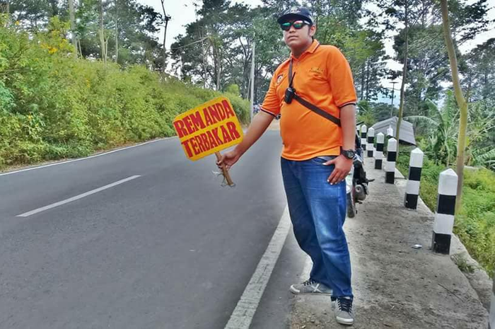 Tim SAR memberikan peringatan di jalur Cangar