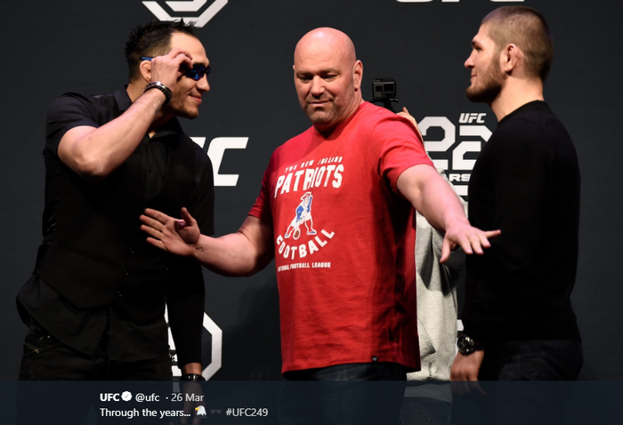 Khabib Nurmagomedov (kiri), Dana White (tengah), dan Tony Ferguson (kanan) saat melakoni staredown.