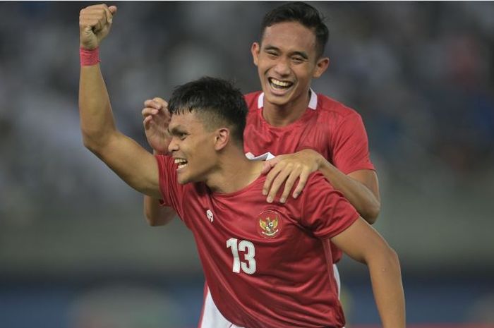 Selebrasi Rachmat Irianto dan Rizky Ridho saat Timnas Indonesia mencatatkan kemenangan 2-1 atas Kuwait dalam laga perdana grup A Kualifikasi Piala Asia 2023 di Jaber Al-Ahmad International Stadium, Kuwait City, pada Rabu (8/6/2022). 