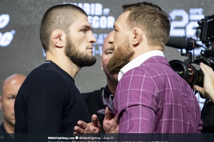 Khabib Nurmagomedov (kiri) dan Conor McGregor (kanan) saat konferensi pers jelang UFC 229 tahun 2018 silam.      