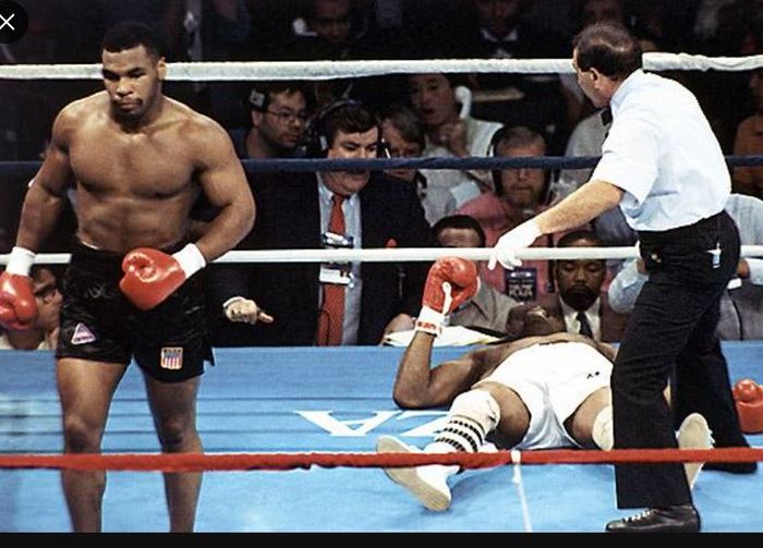 Momen saat Mike Tyson menjatuhkan Michael Spinks