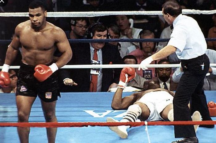 Momen saat Mike Tyson menjatuhkan Michael Spinks