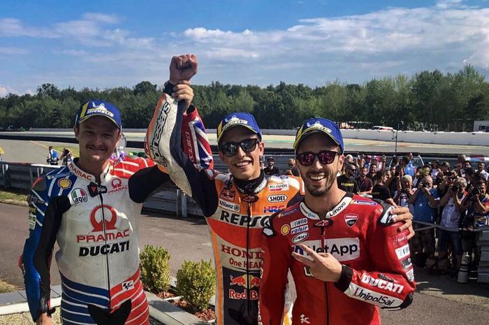 Pembalap Repsol Honda, Marc Marquez (tengah), berpose bersama para pengisi podium MotoGP Republik Ceska 2019, Andrea Dovizioso (kanan) dari tim Ducati dan Jack Miller (kiri) yang membela tim Pramac Ducati.