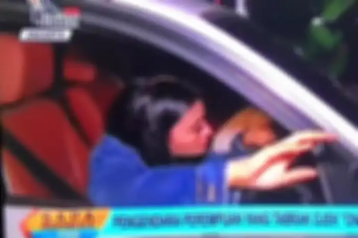 Pengendara wanita diduga mabuk tabrak ojol
