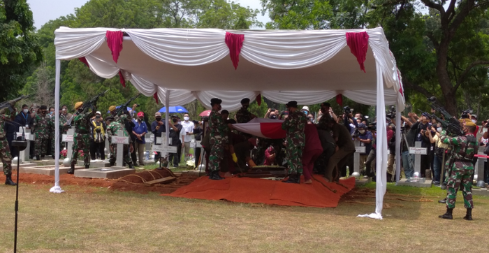 Jusuf Kalla selaku inspektur upacara pemakaman Jakob Oetama melakukan simbolisasi penimbunan jenazah di Taman Makam Pahlawan Kalibata, Kamis (10/9/2020) .