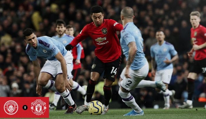 Jese Lingard mencoba melewati Kyle Walker pada pertandingan derbi Manchester dalam duel Manchester City versus Manchester United di Stadion Etihad, Sabtu (7/12/2019).