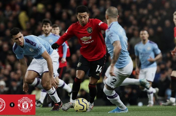 Jese Lingard mencoba melewati Kyle Walker pada pertandingan derbi Manchester dalam duel Manchester City versus Manchester United di Stadion Etihad, Sabtu (7/12/2019).