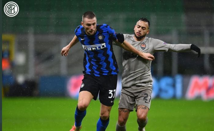 Milan Skriniar (kiri) beraksi dalam laga Liga Champions Inter Milan vs Shakhtar Donetsk, 9 Desember 2020.