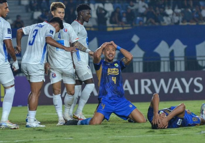 Bek Persib Bandung Gustavo Franca kecewa karena gagal mengeksekusi peluang dari situasi sepak pojok dalam laga pertama Grup F Liga Champions Asia 2 melawan Port FC, Kamis (19/9/2024), di Stadion Si Jalak Harupat, Soreang, Kabupaten Bandung. 