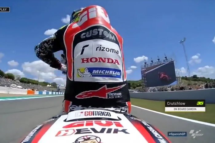 Awalnya tidak ada pemirsa televisi yang tahu, ada apa dengan Cal Crutchlow yang mengentak-entakkan tangannya saat sedang melaju di sirkuit Jerez 2017