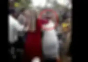 Alamak! Naik Motor Senggolan, Emak-Emak Smackdown Dijalanan, Ini Videonya!