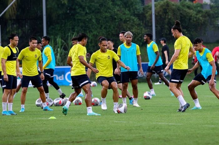 Timnas Malaysia berlatih menjelang duel krusial Kualifikasi Piala Dunia 2026 kontra Kirgistan dan Taiwan. Malaysia terpaksa menjajal klub lokal setelah gagal melawan Timnas Indonesia dan kini dihantam masalah lagi.