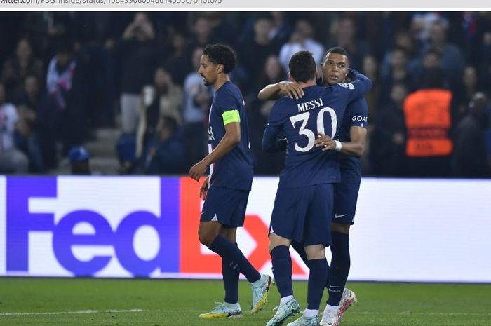 Lionel Messi dan Kylian Mbappe merayakan gol untuk PSG yang dicetak ke gawang Maccabi Haifa dalam matchday 5 babak penyisihan Grup H Liga Champions 2022-2023 di Stadion Parc des Princes, Selasa (25/10/2022).