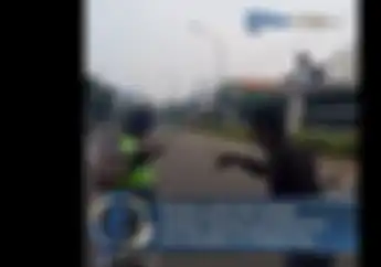 Ada-ada Saja, Tukang Ojek Damprat Polisi Lantaran Enggak Terima Ditilang, Simak Videonya..