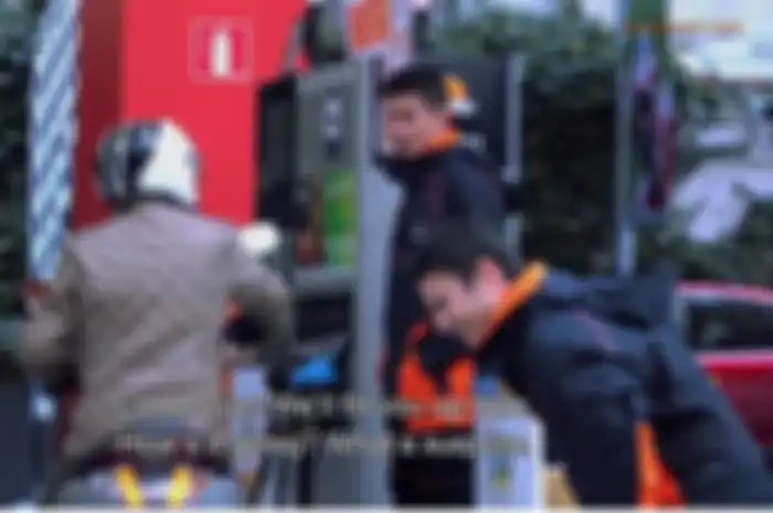 Masak nggak ada yang ngenalin Dani Pedrosa dan Marc Marquez  jadi petugas pom bensin