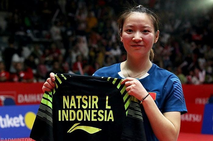 Huang Yaqiong memamerkan jersey milik Liliyana Natsir.