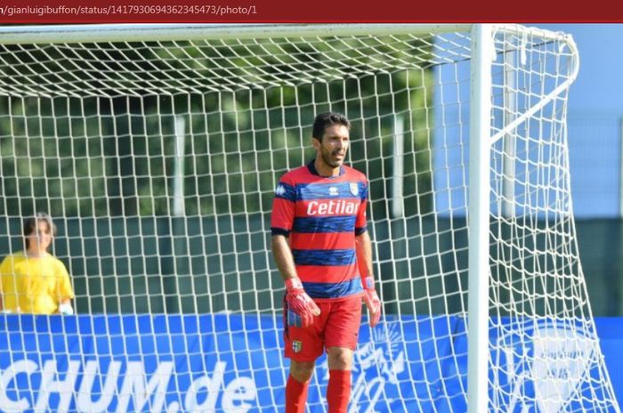 Gianluigi Buffon melakukan debutnya bersama dengan Parma di laga pra-musim melawan VfL Bochum, Rabu (21/7/2021).